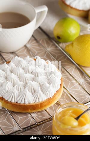 Bella crostata di meringa al limone bianco appena fatta sul piatto. Torta meringa al limone composizione di natura morta. Fotografia alimentare. Foto Stock