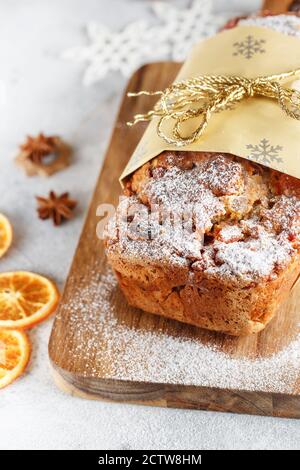 Stollen è pane di frutta secca, spezie, frutta secca o candita, ricoperto di zucchero in polvere. E' tradizionale pane tedesco mangiato durante il Natale Foto Stock