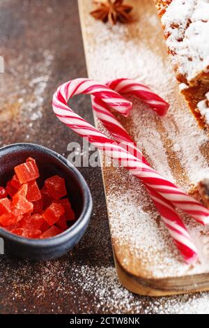 Ingredienti e decorazioni per la cottura di Natale - stollen e torta Foto Stock