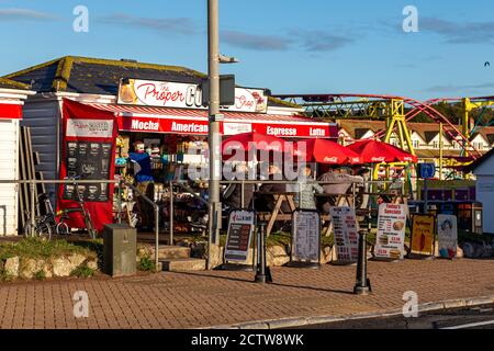 Coffee Time in Covid Times, UK, Beach Holiday, Bright, Bright, Bright Lit, Devon - Inghilterra, Frozen Food, Holding, Horizontal, Ice Cream Cone, Meltin Foto Stock