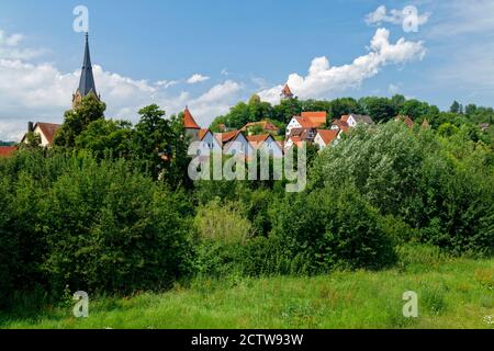 möckmühl nel distretto di Heilbronn: Vista della città vecchia con il castello e la chiesa parrocchiale, Baden-Wuerttemberg, Germania Foto Stock