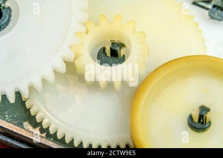 Il meccanismo con le ruote in plastica degli ingranaggi. Ingranaggi rotanti. Primo piano Foto Stock