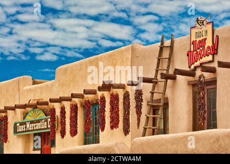 Ristras di pepe rosso chilis a edifici adobe a Plaza a Taos, Nuovo Messico, STATI UNITI D'AMERICA Foto Stock
