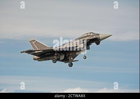 Il nero Eurofighter Typhoon ZJ619 in avvicinamento al RAF Kinloss Airfield in Moray Scozia. Foto Stock