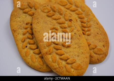 Biscotti salutari non dolci ai cereali con l'aggiunta di ingredienti naturali, noci, crusche si trovano su uno sfondo bianco opaco. Foto Stock