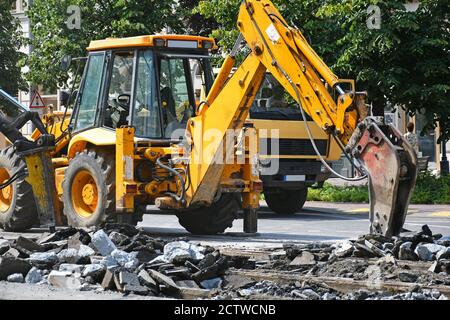 Rompere l'asfalto sulla costruzione di strada Foto Stock