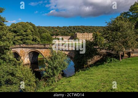 Ponte in pietra ad arco sul fiume Derwent a Chatsworth House Nel Parco Nazionale del Peak District Foto Stock