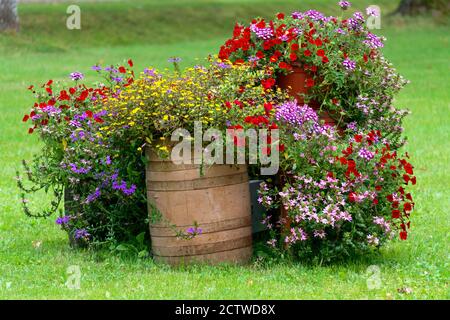 Un letto di fiori splendidamente decorato da mezzi improvvisati. Foto Stock