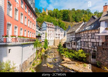 Case a graticcio lungo il fiume Ruhr a Monschau, una piccola città nella regione dell'Eifel, nella Germania occidentale Foto Stock