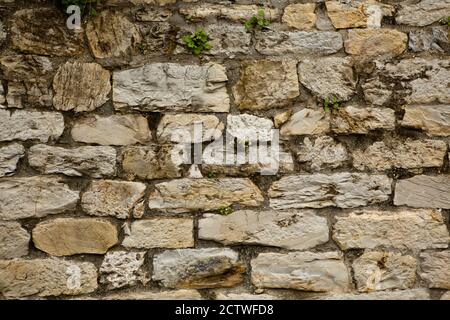 Antico muro di pietra bianca. Immagine di sfondo della parete in mattoni. Foto di alta qualità Foto Stock