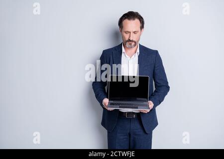 uomo d'affari che dimostra gadget moderni. successo ceo tenendo scatola  blu. uomo con scatola in pelle Foto stock - Alamy