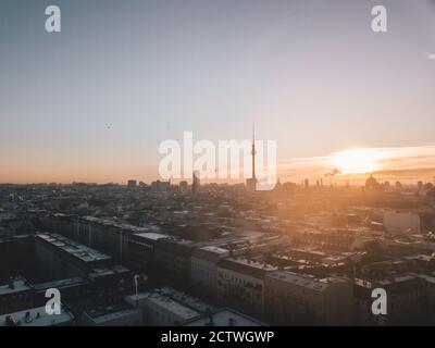 Bella mattina Alba sopra Berlino, Germania con Skyline Building Silhouette di Alexanderplatz e Smoke Foto Stock