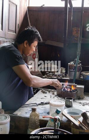 Inle Lake Myanmar 12/16/2015 tradizionale silversmith laboratorio villaggio galleggiante Foto Stock