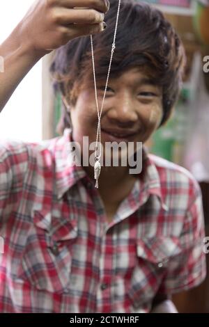 Inle Lake Myanmar 12/16/2015 tradizionale silversmith laboratorio villaggio galleggiante Foto Stock