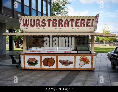 Colonia, Germania. 25 Settembre 2020. L'azienda di tostatura delle salsicce del 'Tatort' di Colonia si trova di fronte alla Landeshaus Landschaftsverband Rheinland (LVR). Lo stand è rimasto per 13 anni al Rheinauhafen di Colonia. Per le riprese è stato spostato sull'altro lato del Reno - con la cattedrale sullo sfondo. Ora sarà portato al museo all'aperto LVR Kommern nell'Eifel. Credit: Henning Kaiser/dpa/Alamy Live News Foto Stock