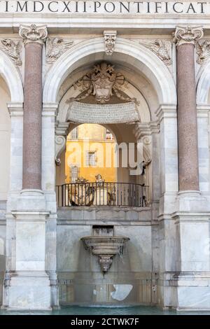 ROMA, ITALIA - 2014 AGOSTO 19. Facciata di edificio bianco della Pontificia Accademia delle Scienze sociali e della Pontificia Accademia di San Tommaso d'Aquino Foto Stock