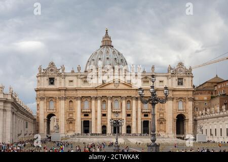 ROMA, ITALIA - 2014 AGOSTO 19. Basilica di San Pietro, Piazza San Pietro, Città del Vaticano. La chiesa più grande e spettacolare di Roma. Foto Stock