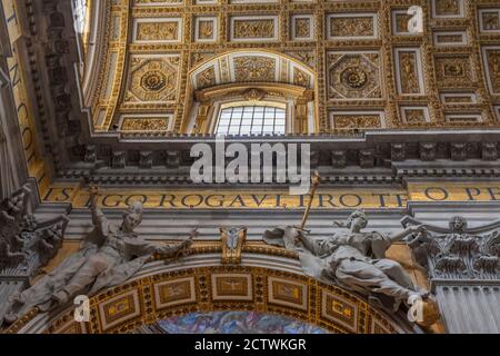 ROMA, ITALIA - 2014 agosto. All'interno della chiesa di San Pietro con belle opere d'arte sulle pareti. Foto Stock