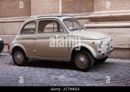 ROMA, ITALIA - 2014 AGOSTO 21. Auto d'epoca parcheggiata in strada a Roma, Italia, Europa Foto Stock