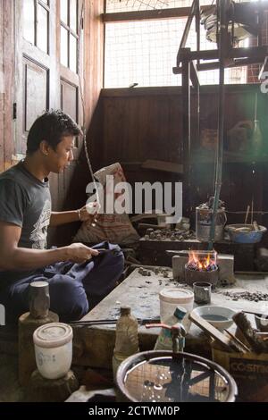 Inle Lake Myanmar 12/16/2015 tradizionale silversmith laboratorio villaggio galleggiante Foto Stock