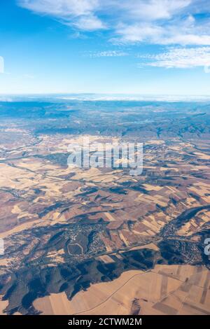 Vista sulla campagna della Spagna centrale dalla finestra dell'aeromobile Foto Stock