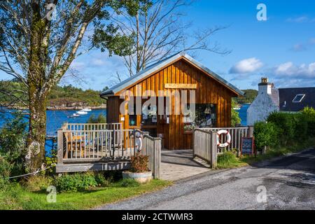 Negozio di articoli da regalo Latitude 57 nel pittoresco villaggio di Badachro, Gairloch, Wester Ross, Highland Region, Scozia, Regno Unito Foto Stock