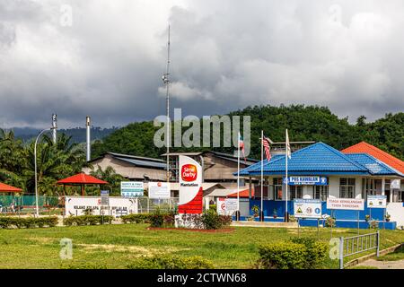 Tenom, Sabah, Malesia: Kilang Kelapa Sawit Melalap (KKS Melalap), un frantoio di palme gestito dalle piantagioni di SimeDarby. Foto Stock