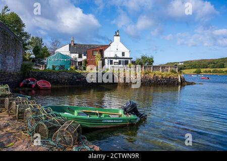 Pentole di aragosta sul molo con Badachro Inn in background in ex villaggio di pescatori di Badachro, Gairloch, Wester Ross, Highland Region, Scozia, Regno Unito Foto Stock