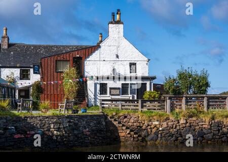 Il Badachro Inn nel pittoresco villaggio di Badachro, Gairloch, Wester Ross, Highland Region, Scozia, Regno Unito Foto Stock
