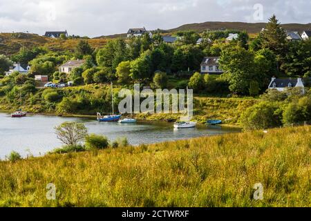 Vista mattutina delle barche collegate lungo la riva al pittoresco villaggio di Badachro, Gairloch, Wester Ross, Highland Region, Scotland, UK Foto Stock
