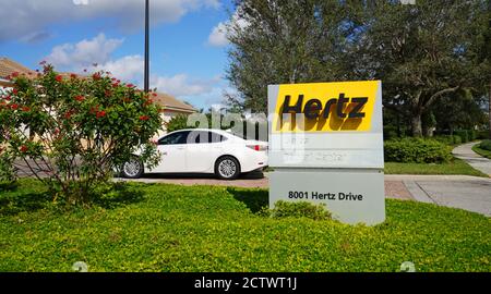 Estero, FL -30 GEN 2020 - Vista esterna della sede centrale della Hertz Corporation con sede in Florida, una società di noleggio auto americana che possiede anche t Foto Stock