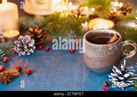 Tazza di bevanda calda sullo sfondo di natale. Serata accogliente, tazza di VIN brulé Foto Stock