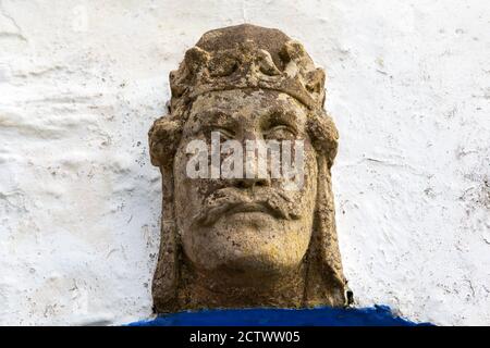 Primo piano di una scultura sopra un ingresso alla grotta conchiglia sotto la cima della scogliera Rotunda a Portmeirion nel Galles del Nord, Regno Unito. Foto Stock