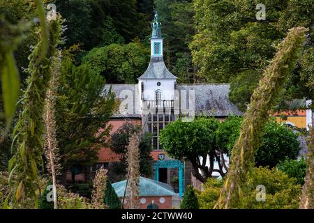 Una vista sul bellissimo edificio del Municipio nel villaggio di Portmeirion nel Galles del Nord, Regno Unito. Foto Stock