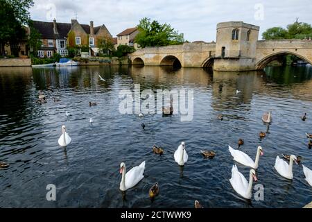 10/09/2020 St Ives Bridge è un ponte del XV secolo che attraversa il fiume Great Ouse a St Ives, Cambridgeshire, Inghilterra. È notato per essere uno di su Foto Stock