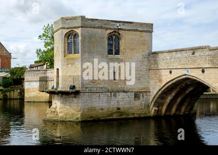 10/09/2020 St Ives Bridge è un ponte del XV secolo che attraversa il fiume Great Ouse a St Ives, Cambridgeshire, Inghilterra. È notato per essere uno di su Foto Stock
