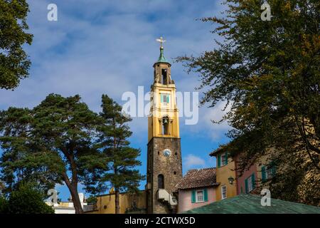 Una vista del Campanile nel villaggio di Portmeirion nel Galles del Nord, Regno Unito. Foto Stock