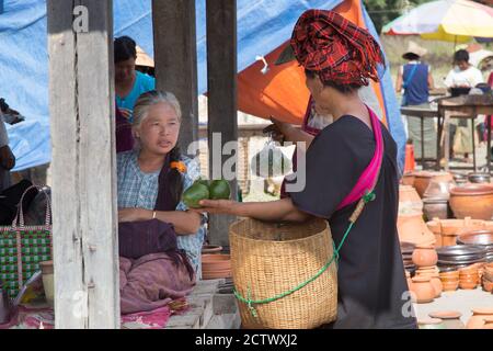 Inle Lake Myanmar 12/16/2015 mercato tradizionale sul villaggio galleggiante Foto Stock