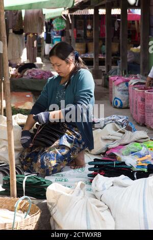 Inle Lake Myanmar 12/16/2015 mercato tradizionale sul villaggio galleggiante Foto Stock