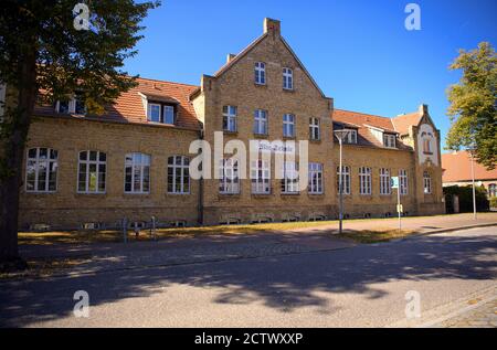 09 settembre 2020, Brandeburgo, Halbe: La vecchia scuola di Kirchstraße. L'utente principale è il Volksbund Deutsche Kriegsgräberfürsorge. Foto: Soeren Stache/dpa-Zentralbild/ZB Foto Stock