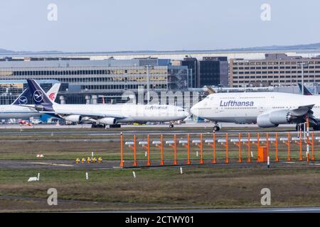 Boeing 747-800 e Airbus a340-400 Lufthansa Airlines. Germania, Francoforte sono l'aeroporto principale. 14 dicembre 2019 Foto Stock