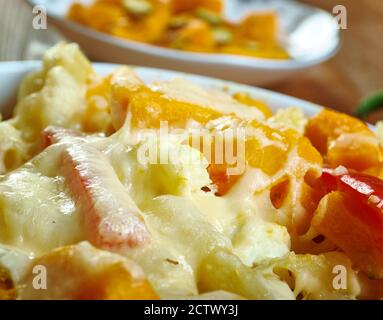 Zucca, ricotta salvia torta di pasta. Parmigiano e piega la zucca con un po' di stagionatura. Foto Stock