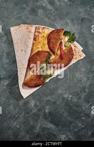 Shawarma, burrito, pollo e salmone fatti in casa con verdure e salsa. Ingredienti per la vista dall'alto con spazio libero. Foto Stock