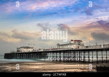 Vista costiera nel Sussex occidentale, Inghilterra. Worthing Pier è un molo a Worthing, West Sussex, Inghilterra. Progettato da Sir Robert Rawlinson, è stato inaugurato nel 12 Foto Stock