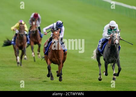 Harry Bentley che cavalcano Antonia de Vega (a sinistra) vince la Principessa reale Muhaarar Stakes durante il secondo giorno del Cambridgeshire Meeting all'Ippodromo di Newmarket. Foto Stock