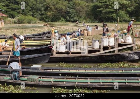 Inle Lake Myanmar 12/16/2015 mercato tradizionale sul villaggio galleggiante Foto Stock