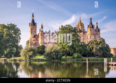 Bellissimo castello fiabesco di Schwerin, vista dal molo Foto Stock