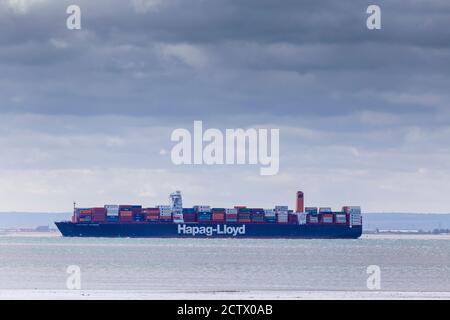 La grande nave portacontainer partiva dal London Gateway Port nel Tamigi Estuario Foto Stock