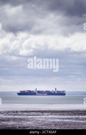 La grande nave portacontainer partiva dal London Gateway Port nel Tamigi Estuario Foto Stock