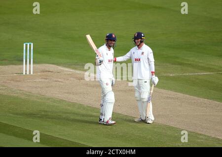 Alastair Cook di Essex festeggia con il compagno di squadra Tom Westley dopo aver segnato un secolo durante il terzo giorno della finale del Bob Willis Trophy a Lord's, Londra. Foto Stock